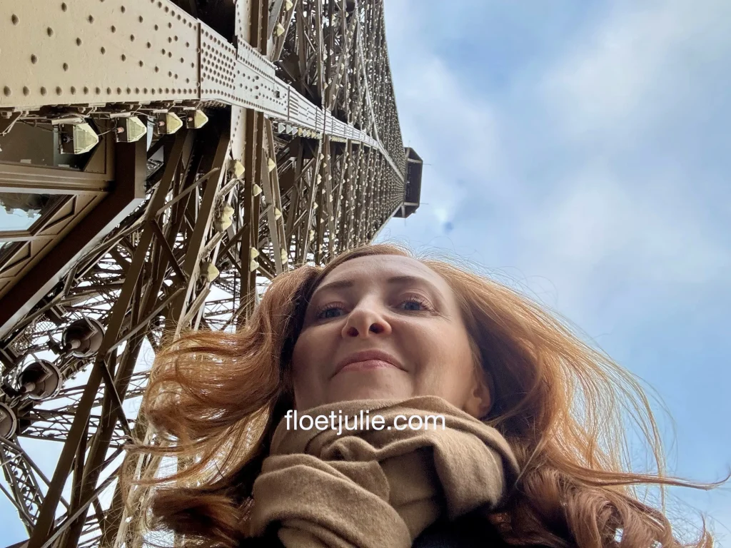 Julie visiter le 2eme étage de la Tour Eiffel